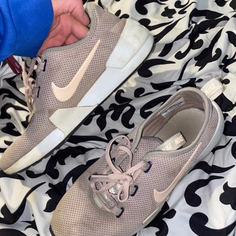 nike tennis shoes